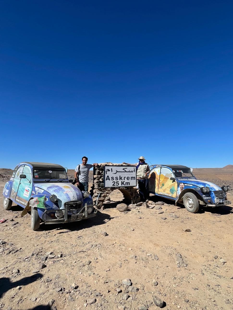 Argentinos cruzan África en un Citroën 3CV: "Confiar en el otro y romper prejuicios es lo más lindo de viajar"