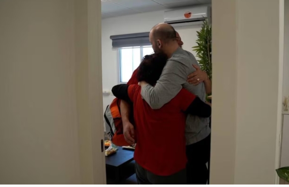 Conmovedor reencuentro del argentino Iair Horn con su familia tras ser liberado por Hamas