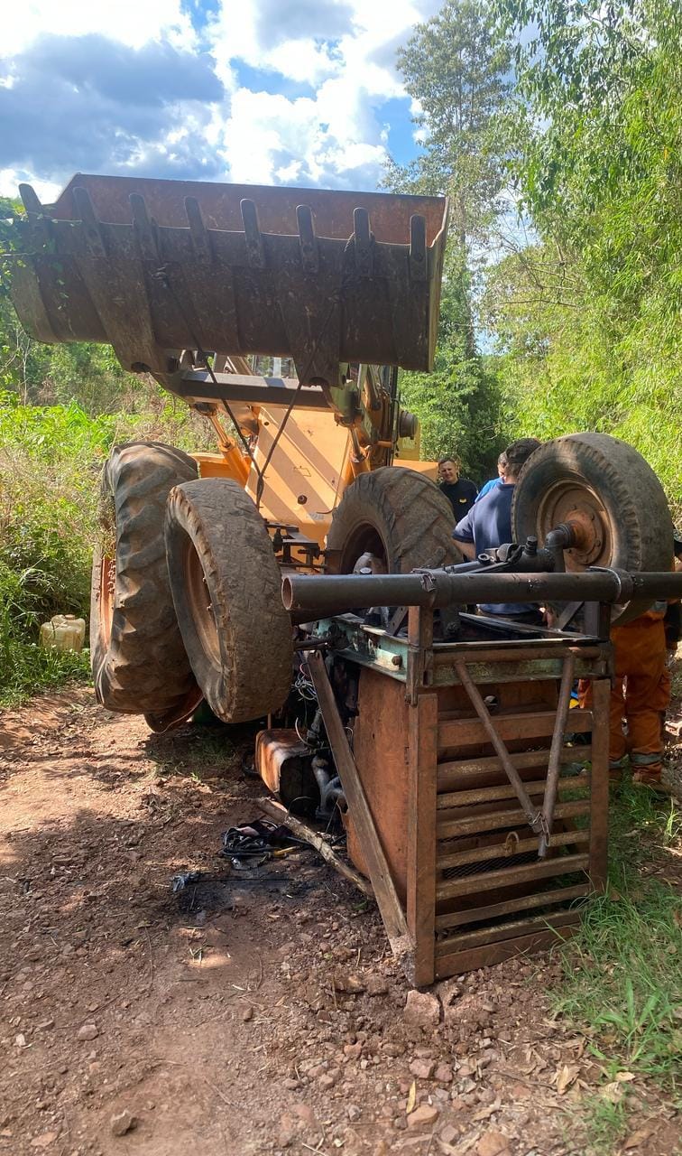 Un hombre perdió la vida tras volcar con un tractor en Colonia Yacutinga
