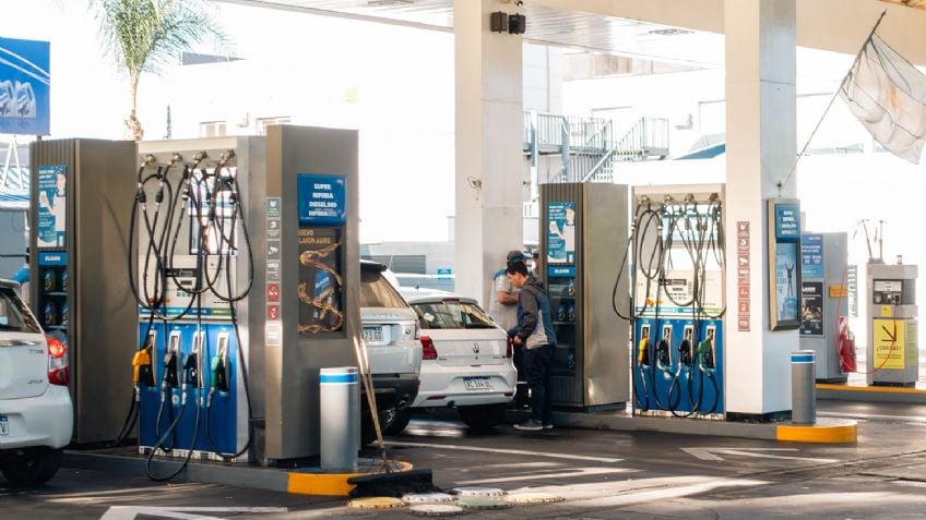 ¿Baja la nafta?: la decisión que podría tomar YPF en el precio de sus combustibles