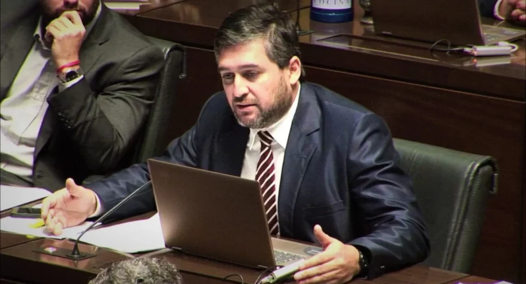 Javier Mela renunció a la UCR y respaldó el proyecto de Milei