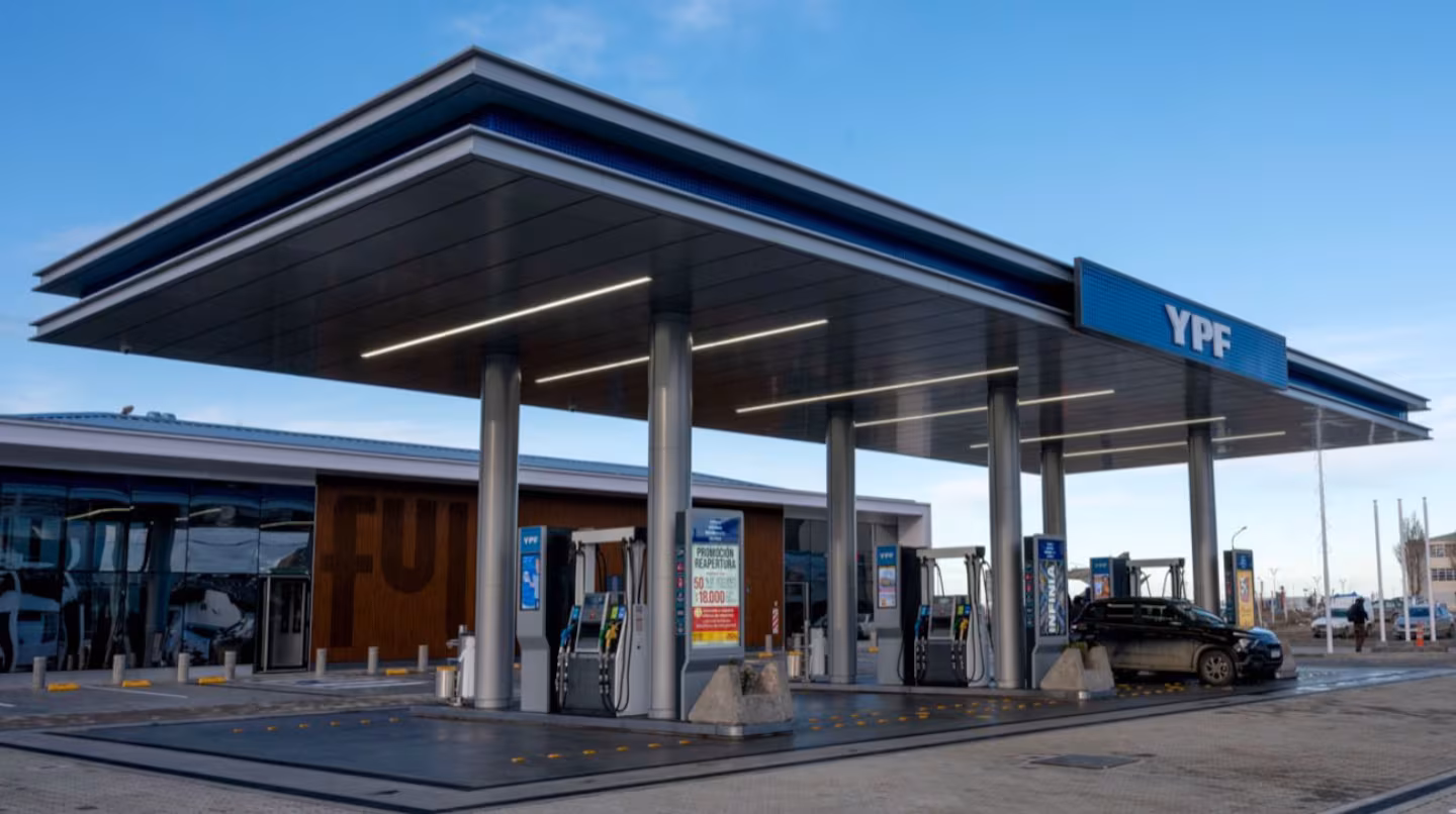 YPF anunció que bajará 4% los precios de la nafta y el gasoil desde el 1° de mayo