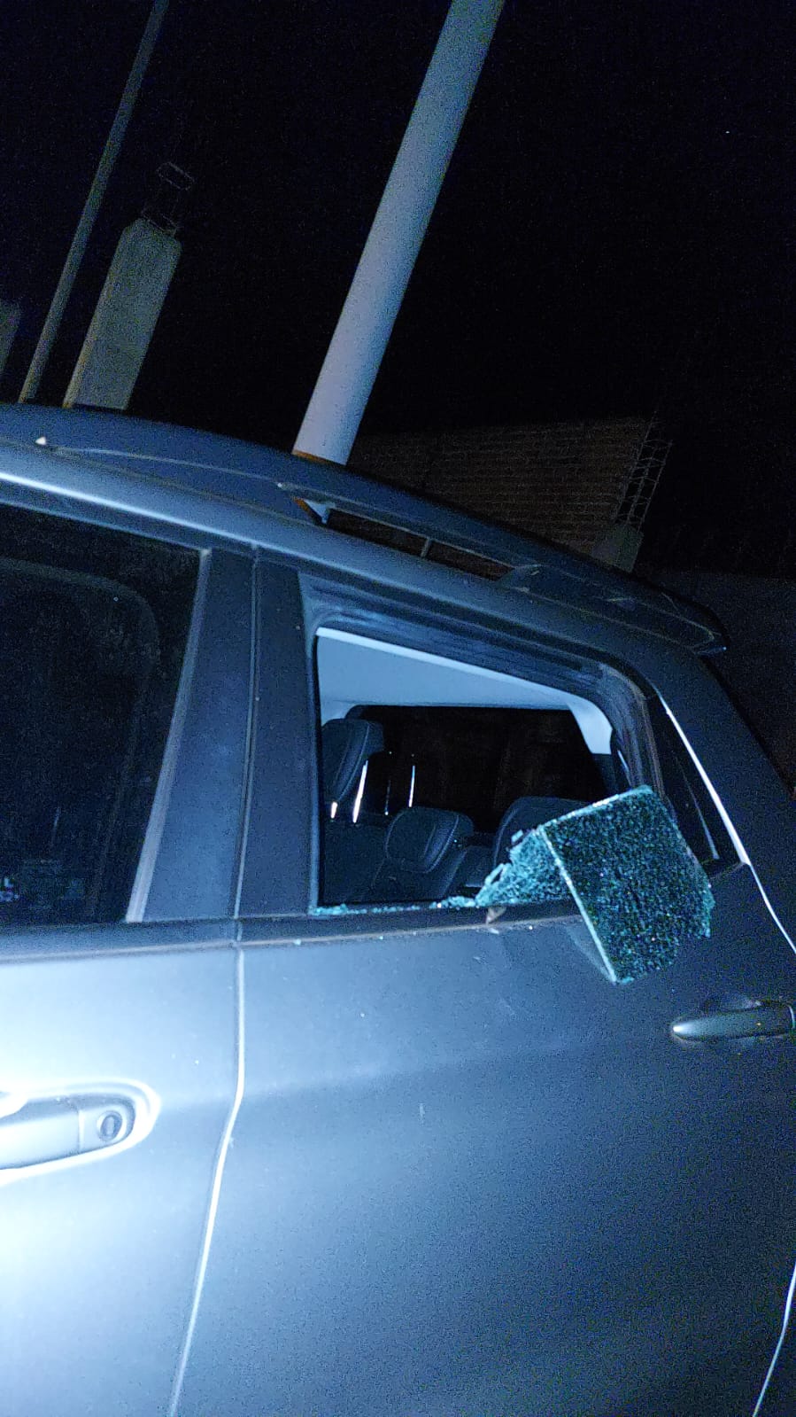 Rompieron el vidrio del auto de una médica de Eldorado y robaron elementos de trabajo