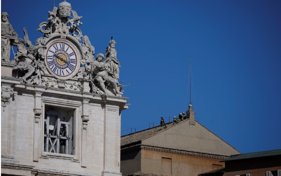 El Vaticano instala la chimenea que anunciará al nuevo Papa