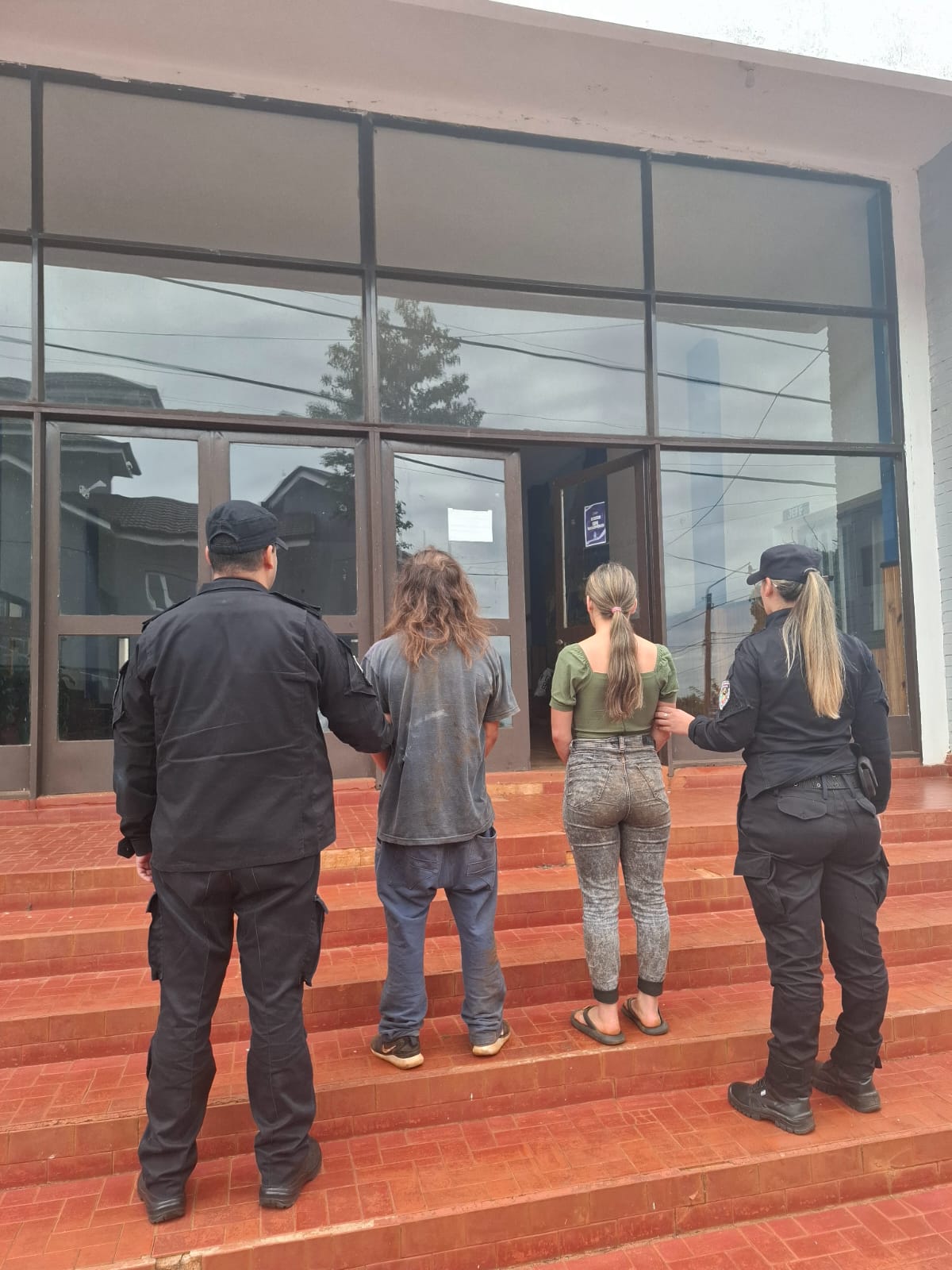 Intentaron engañar a su socia y terminaron detenidos tras apedrear su casa en Oberá
