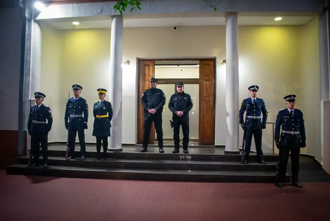 La Policía de Misiones inició las actividades por su aniversario con el histórico relevo de guardia