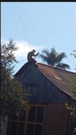 Tensión en el barrio Roulet de Eldorado: un hombre fue reducido tras permanecer armado en el techo de una vivienda