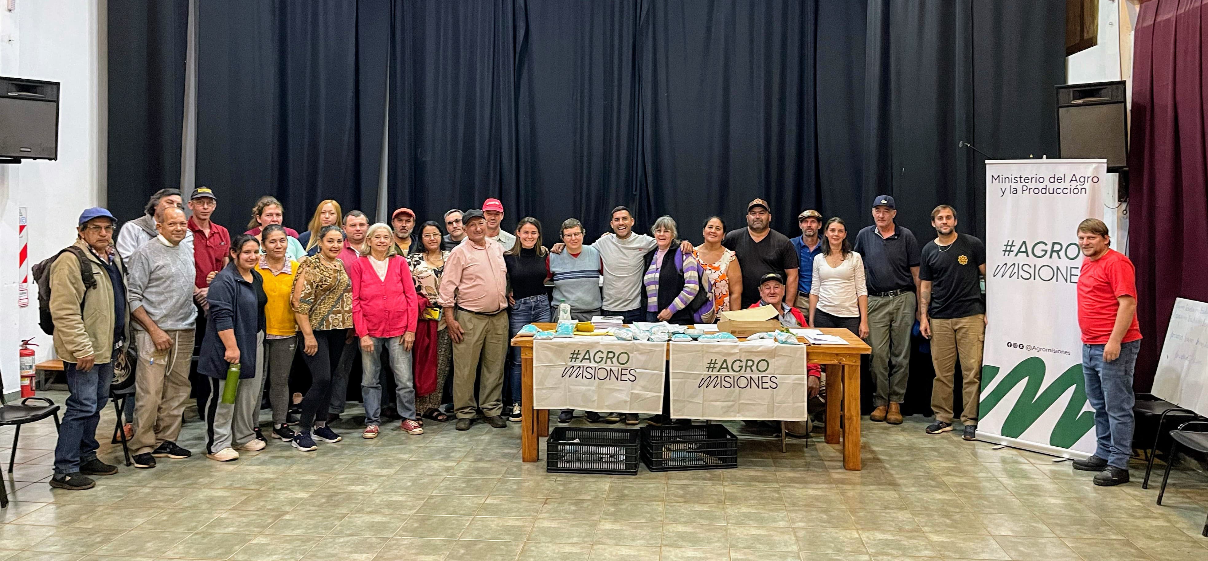 El Ministerio del Agro entregó semillas de cebolla morada a productores de Montecarlo
