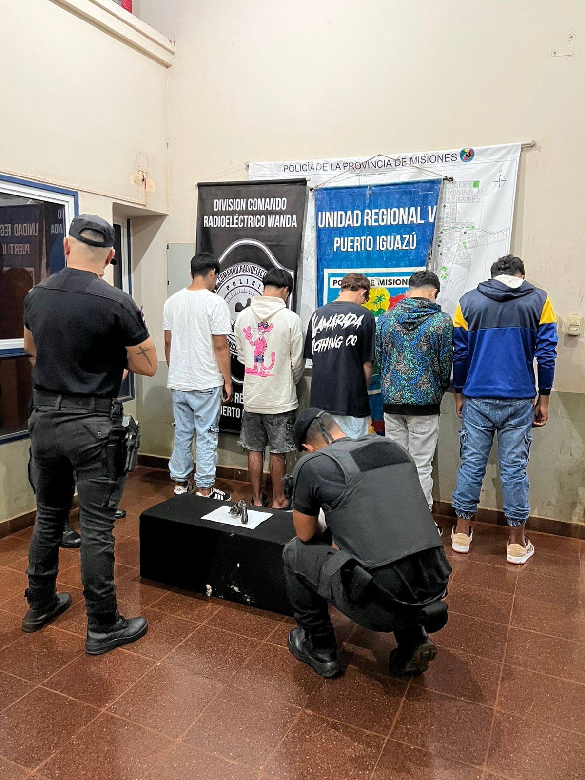 Cinco jóvenes fueron detenidos en Wanda por portar un arma de fuego