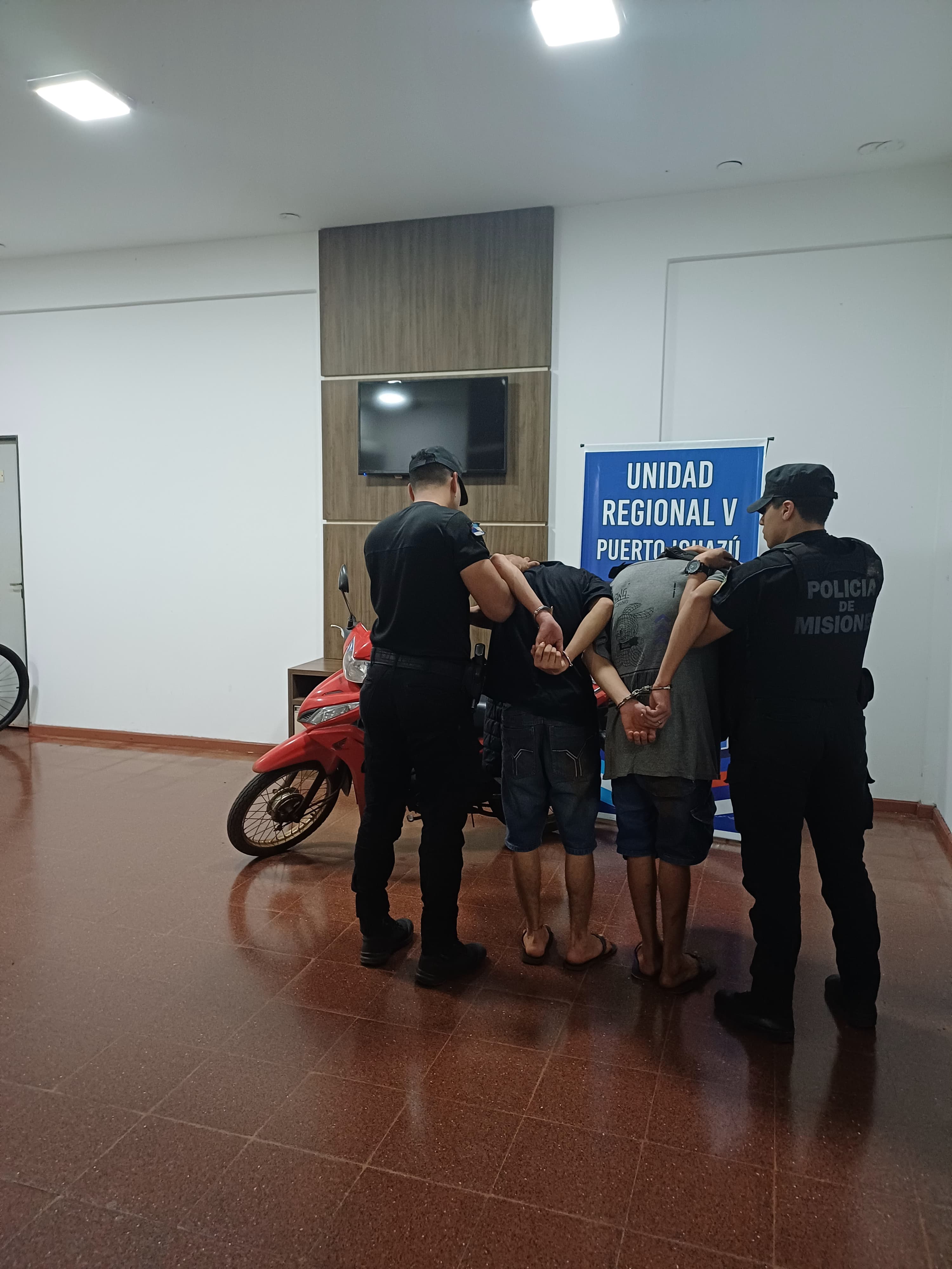 Robo, fuga y “willy”: Detuvieron a dos jóvenes en Puerto Iguazú tras sustraer una motocicleta a punta de cuchillo