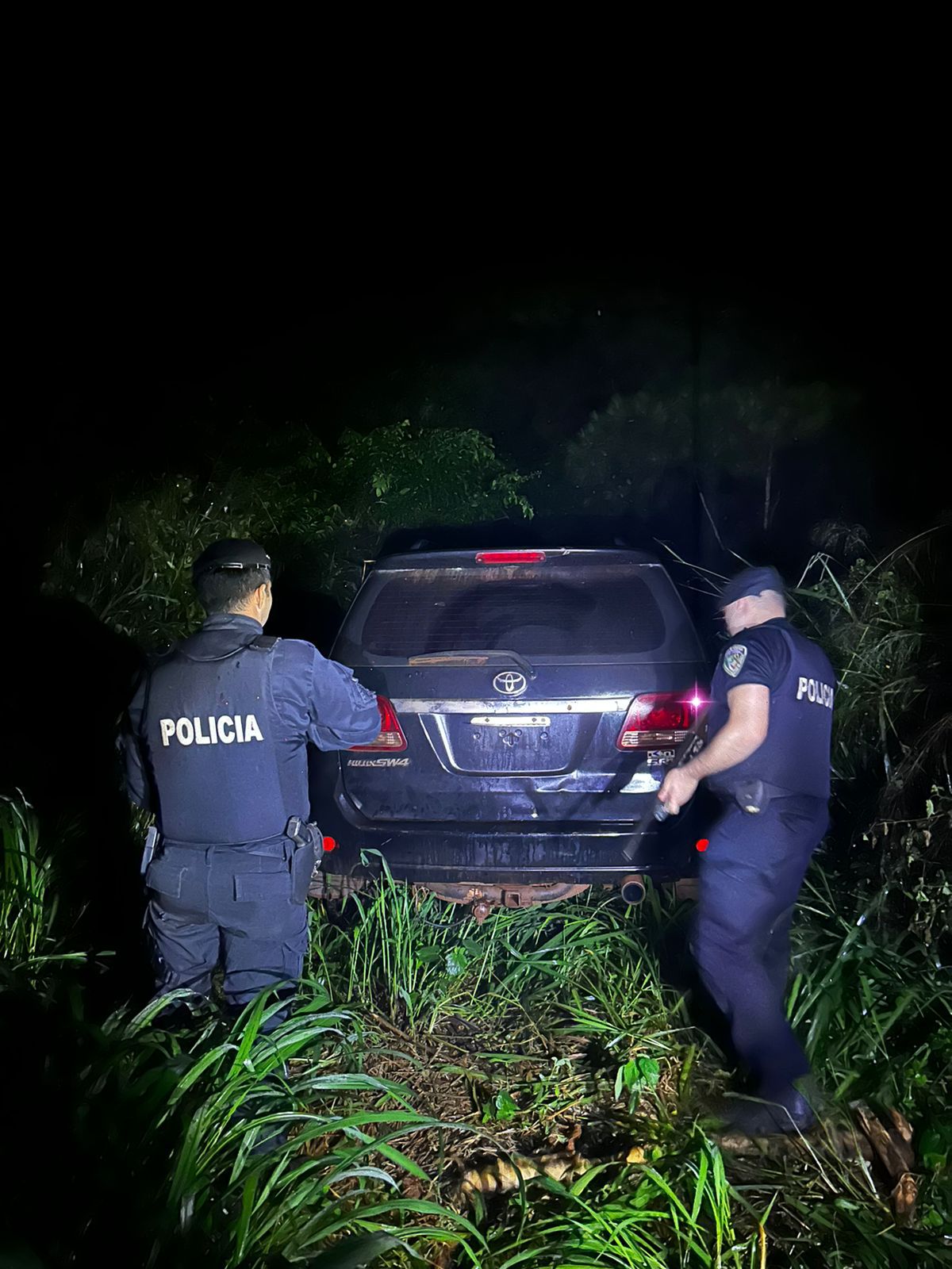 La Policía de Misiones recuperó en el monte una camioneta robada durante un asalto en Puerto Esperanza