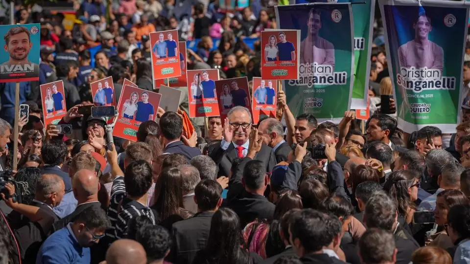 Campaña austera, grieta importada