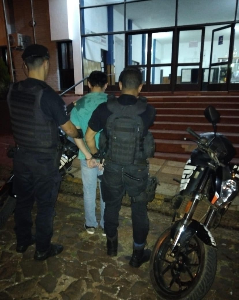 Hizo "willy", cruzó en rojo y embistió a un policía: terminó detenido en Oberá
