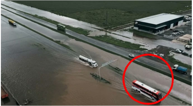 Rescataron a los 37 chicos que estaban varados en un micro en la Ruta 9 por las inundaciones