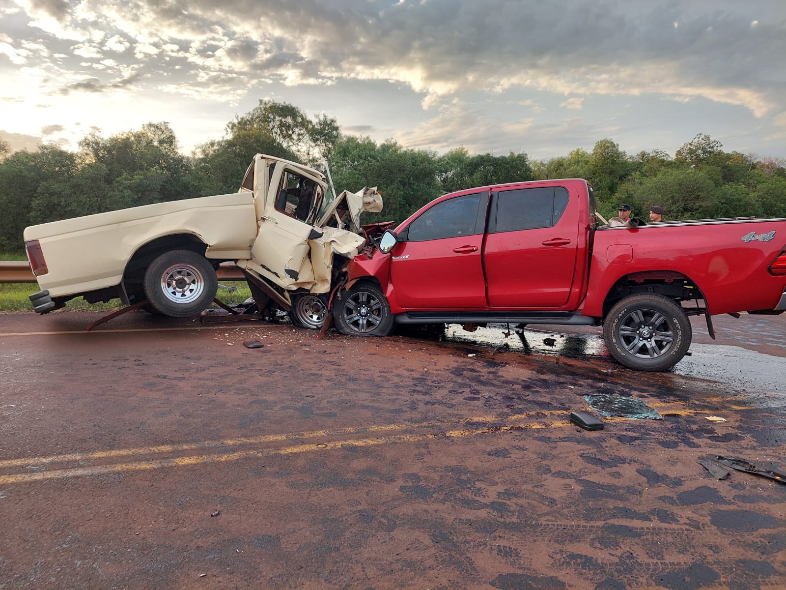 Un hombre perdió la vida en un choque entre dos camionetas