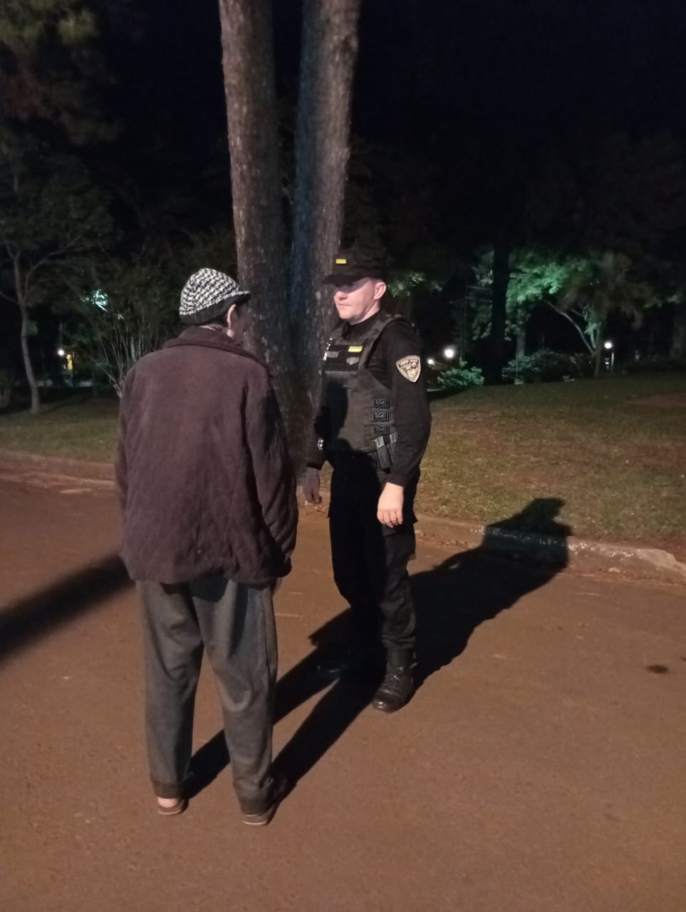 Un hombre de 87 años deambulaba de madrugada por la ruta y fue asistido por policías