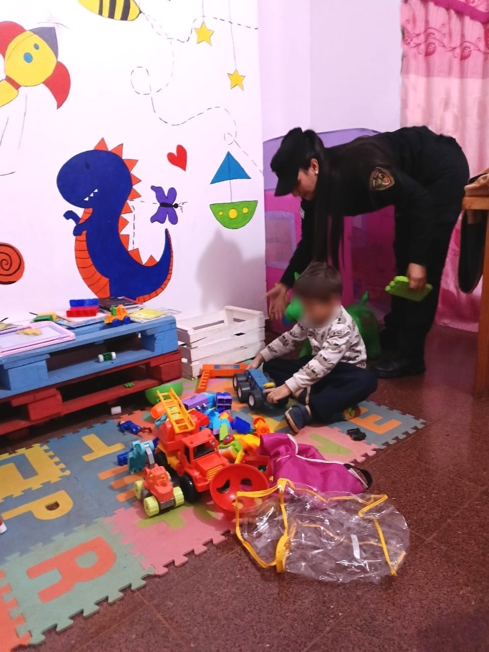 Apóstoles: policías resguardaron a un niño que corría solo bajo la tormenta