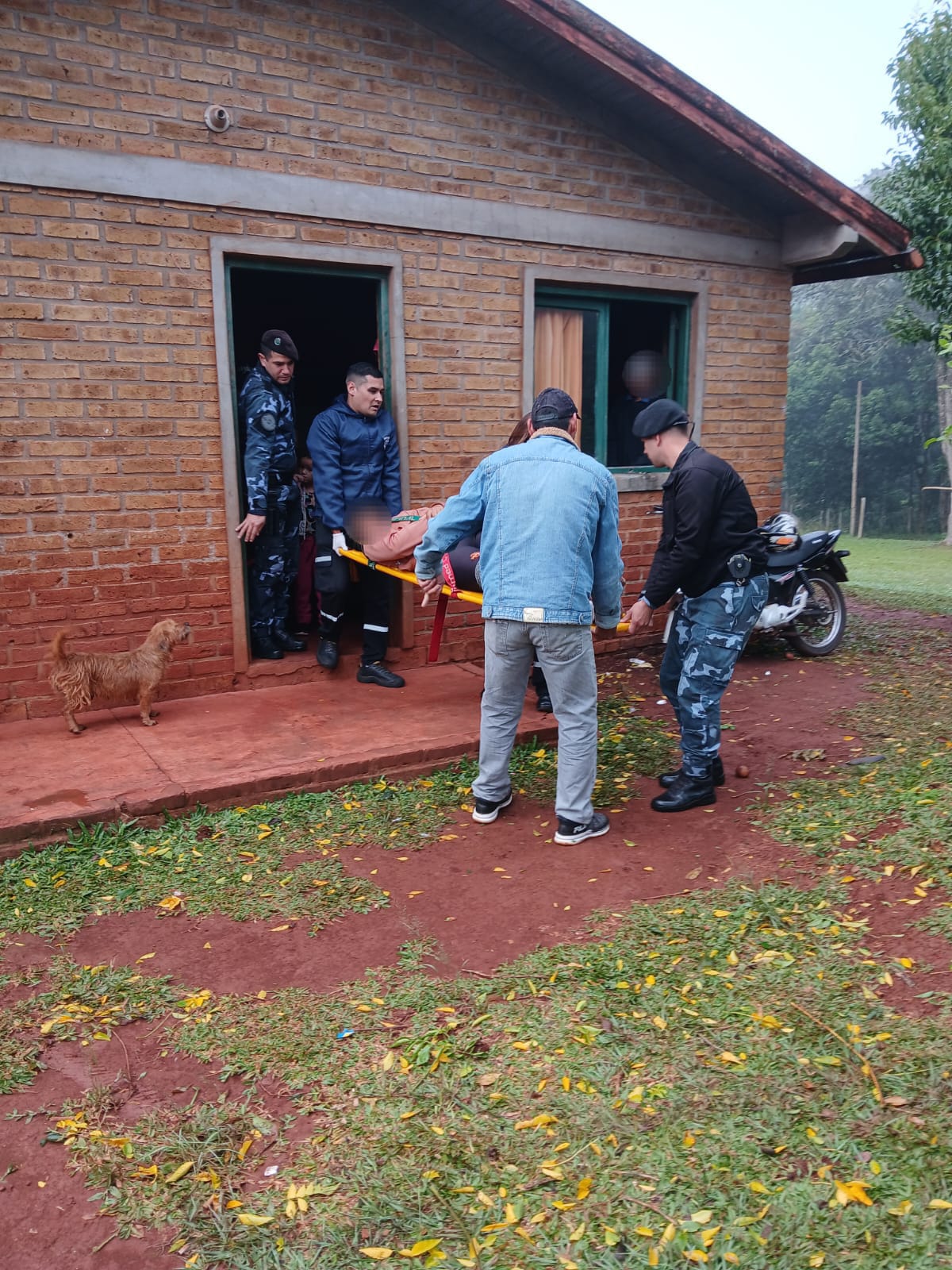 Policías asistieron a una mujer accidentada en su vivienda en Oberá