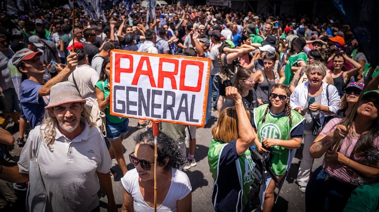 Por decreto, el Gobierno limitó el derecho a huelga y amplió las actividades esenciales