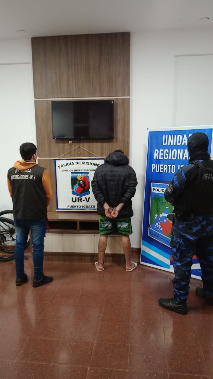 Lo buscaban por robo y lo hallaron debajo de la cama
