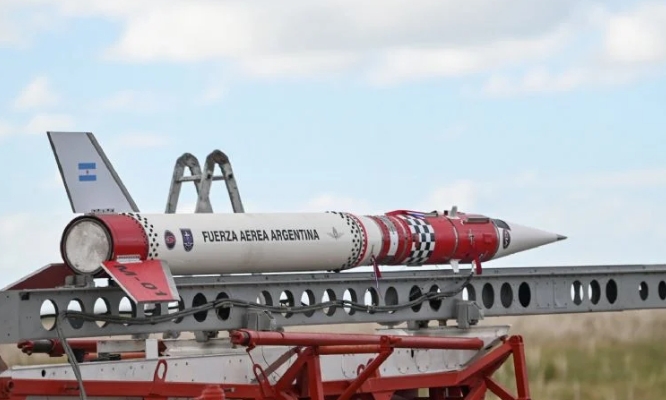Histórico: la Fuerza Aérea probó con éxito un cohete sonda sobre el mar argentino