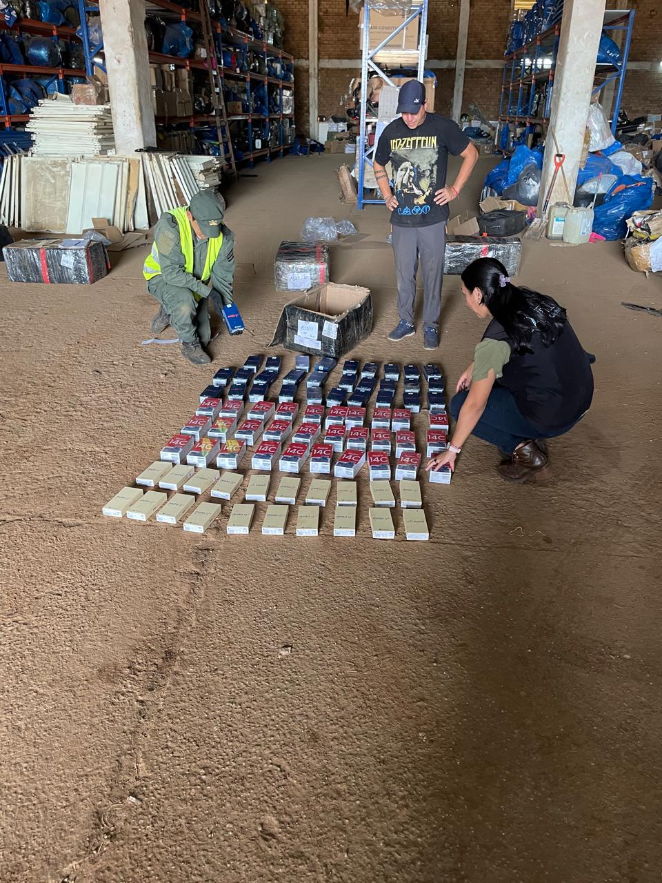 Gendarmería incautó encomiendas con cigarrillos y celulares de contrabando