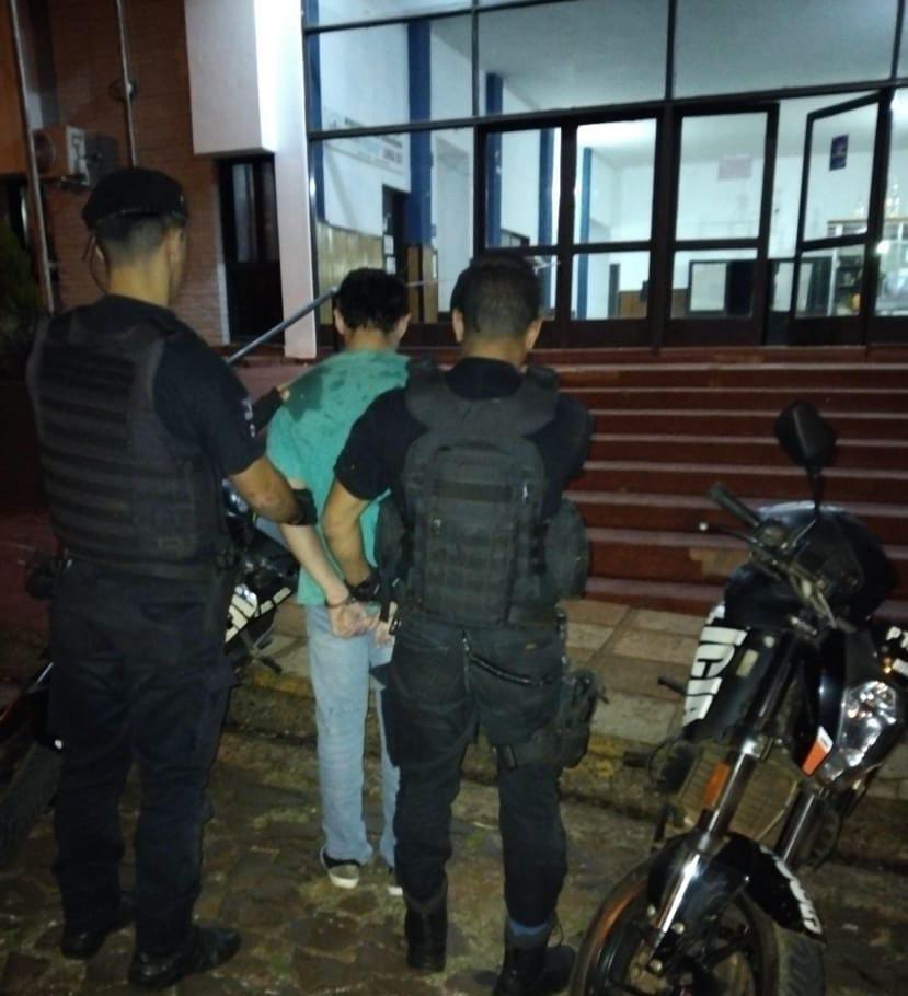 Un motociclista intentó escapar de la Policía y embistió a un agente en Oberá