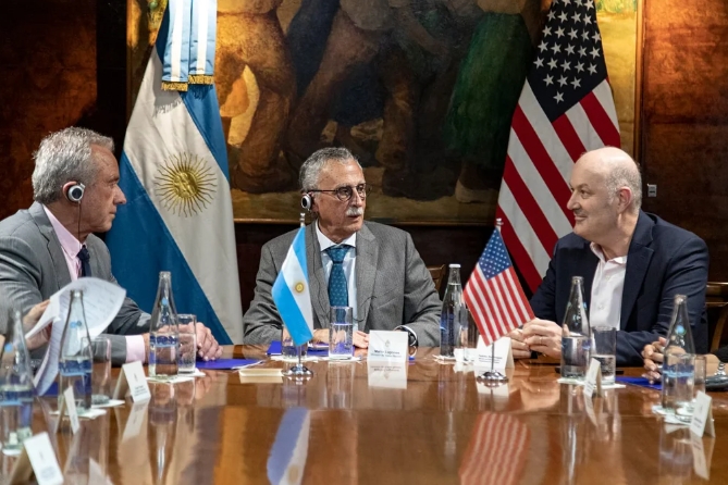 Nación anunció una reforma del sistema sanitario y confirmó la salida de la OMS