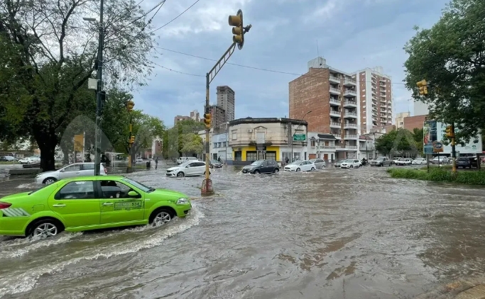 Feroz temporal en Santa Fe: suspendieron las clases y hay evacuados por las inundaciones