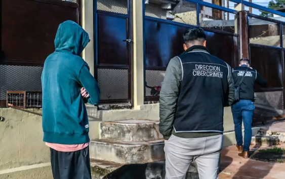 La policía realizó allanamientos en el marco de investigaciones por distribución de material de abuso sexual infantil y grooming