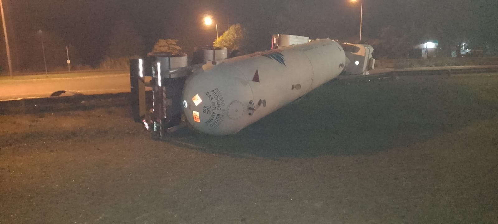Un camión cisterna que transportaba gas propano butano volcó en Campo Viera