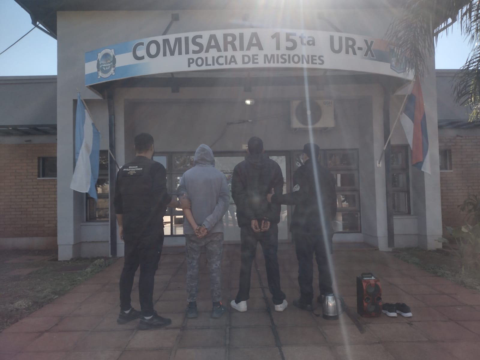 Robaron a su propio vecino y fueron detenidos mientras vendían los objetos en el barrio