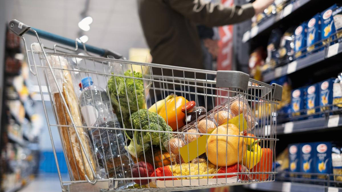 Canasta básica: una familia necesitó en mayo 1.110.624 pesos para no ser pobre