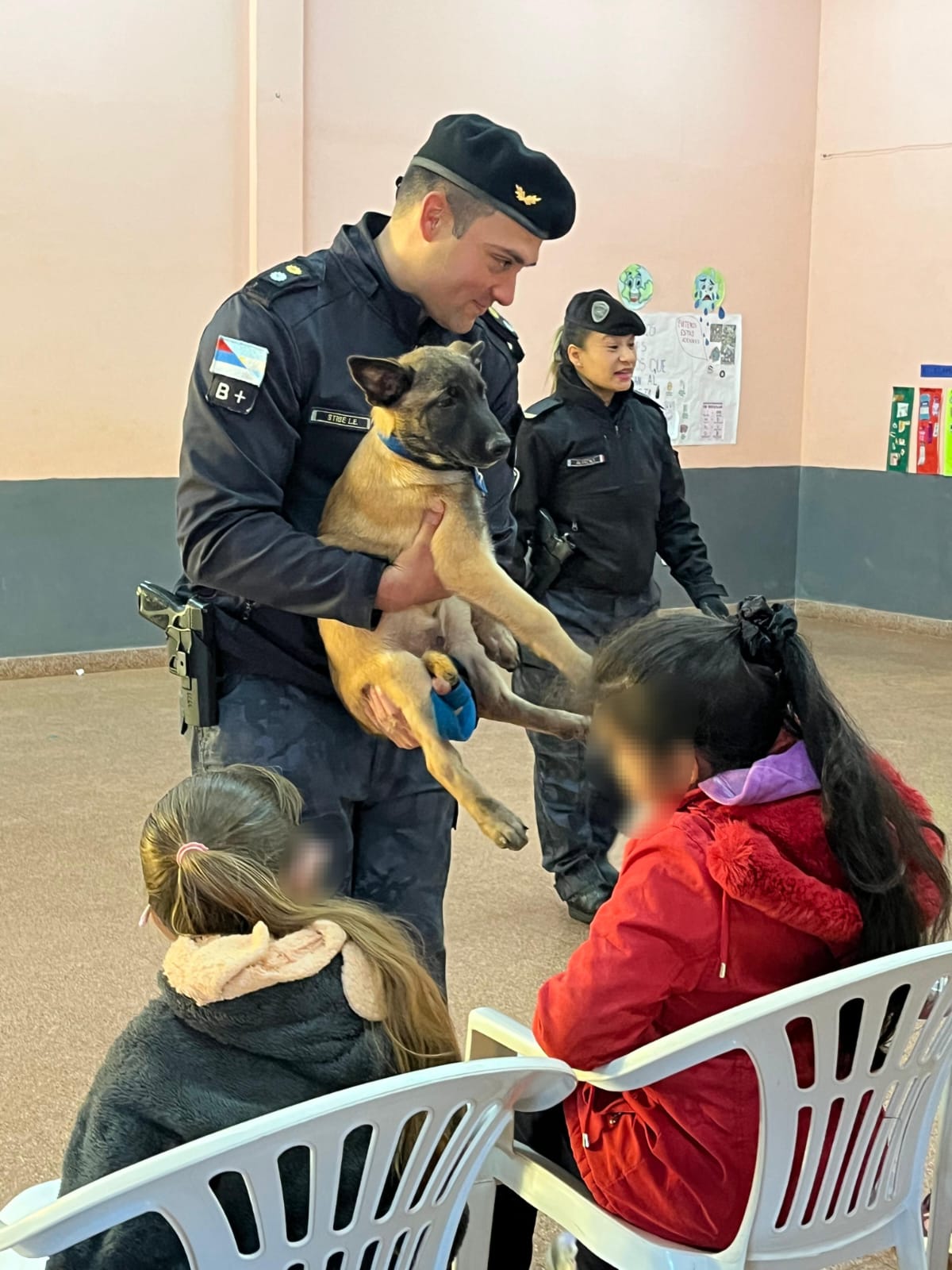 La Policía de Misiones presentó a sus nuevos canes: Capitán y Rocky, nombrados por estudiantes de Aristóbulo del Valle