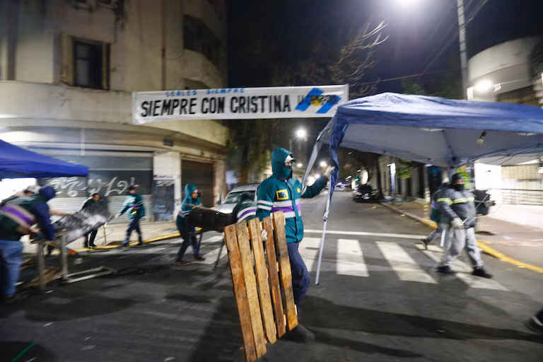 Desalojaron a los militantes que acampaban frente al departamento de Cristina Kirchner