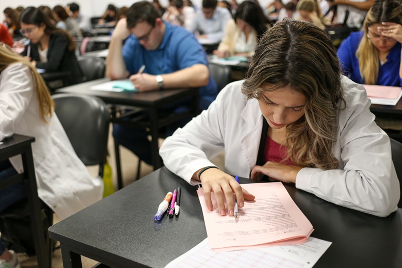 El Gobierno dará prioridad a los médicos formados en universidades argentinas para ingresar en las residencias