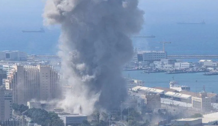 Alerta máxima: Irán bombardeó a Israel y se incendió un edificio de civiles tras el impacto
