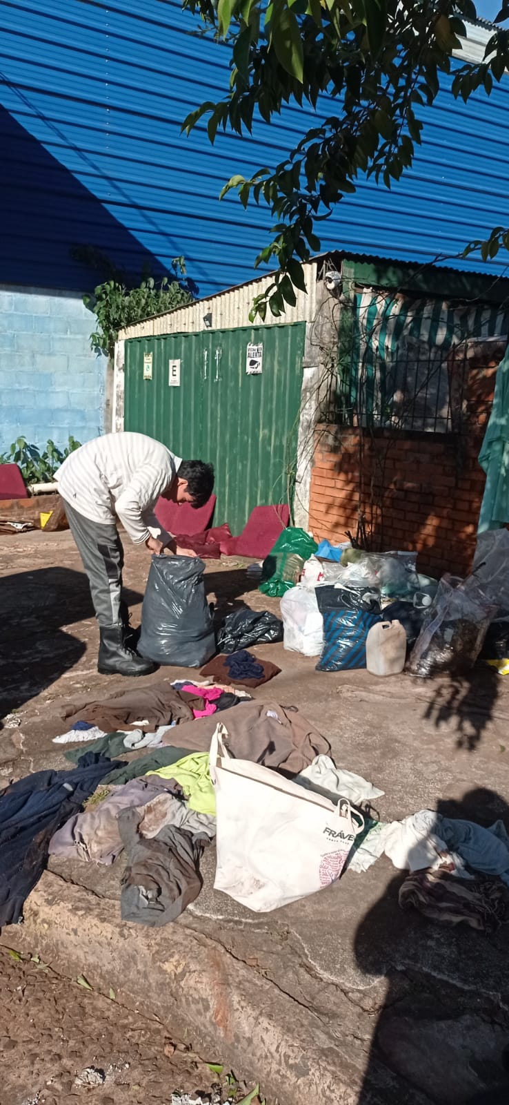 Vecinos y padres de la EPET N°6 entregaron donaciones a la familia afectada por la inundación en barrio Las Rosas