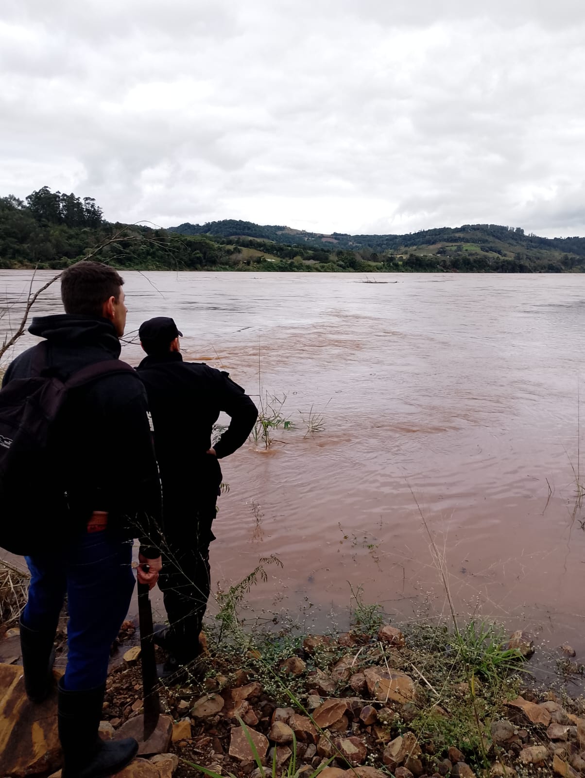 Continúa la búsqueda de un joven que cayó al río Uruguay en El Soberbio