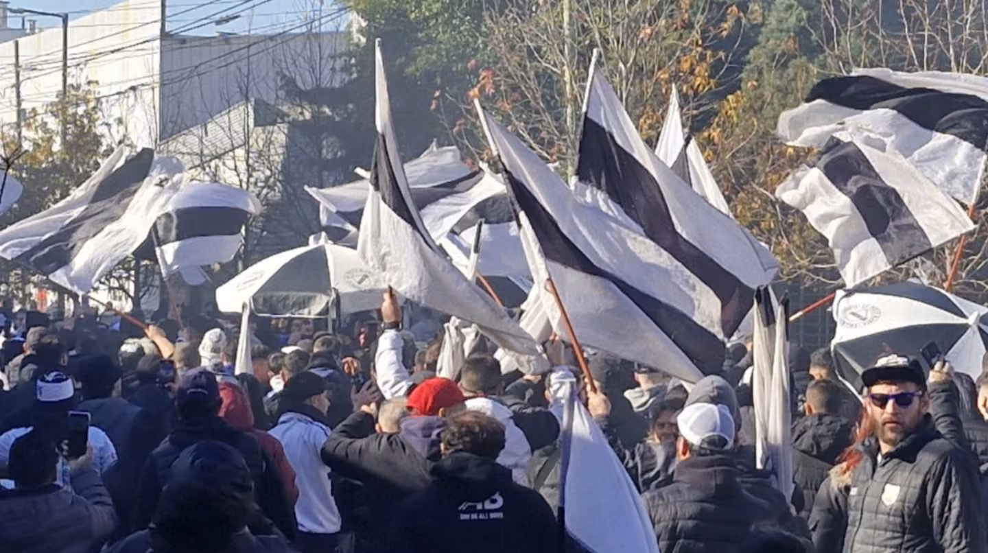 Los hinchas de All Boys que mostraron símbolos antisemitas ante Atlanta recibieron una dura sanción
