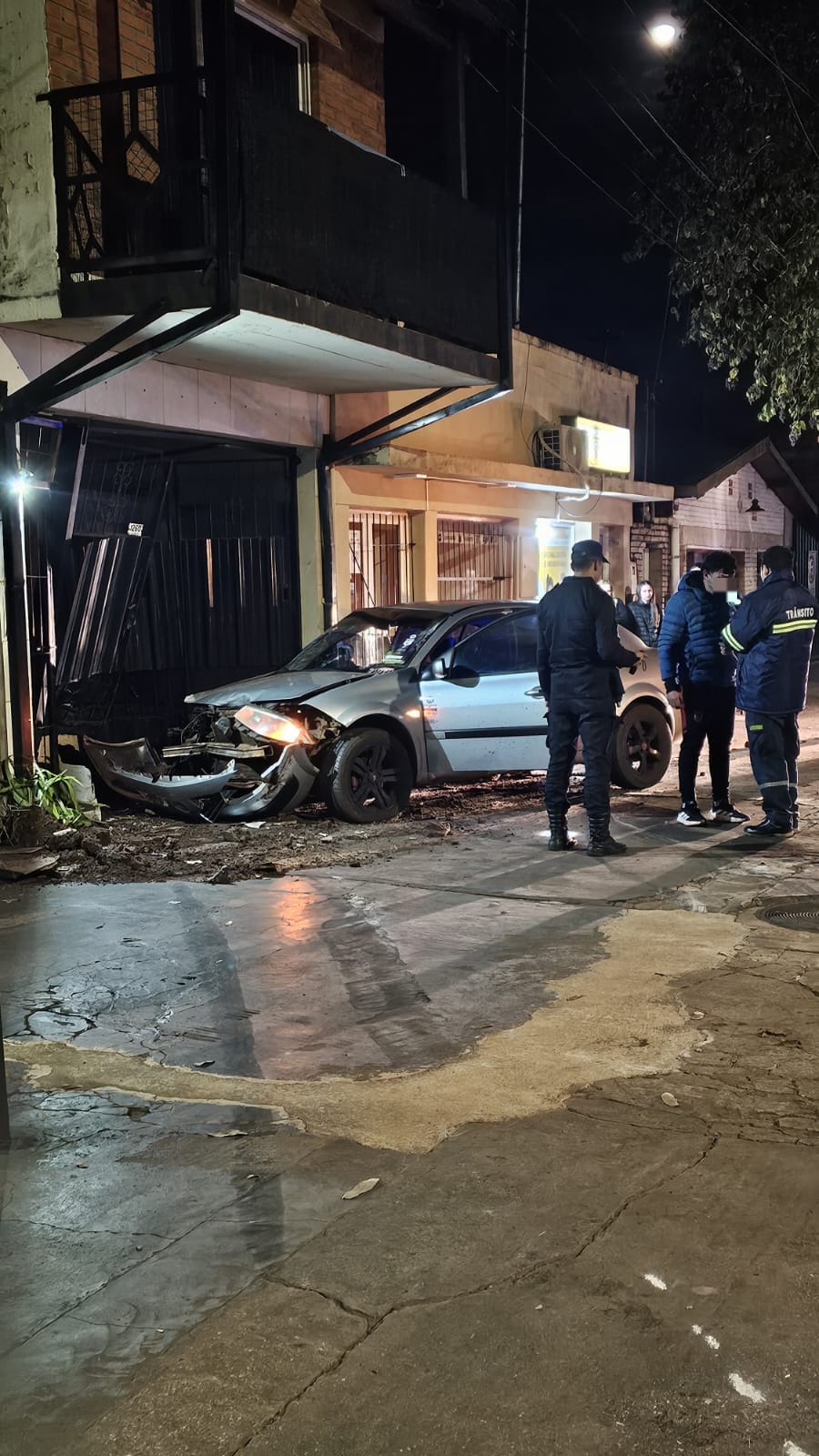 Un vehículo se incrustó en una propiedad del kilómetro 8 de Eldorado