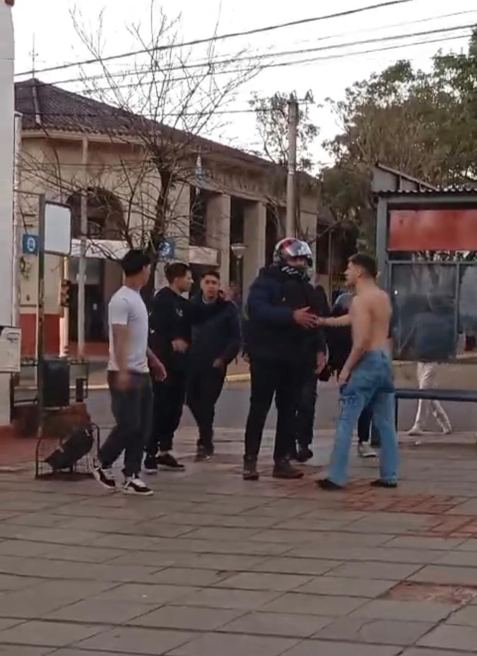 Un grupo de jóvenes se enfrentaron en el Paseo Cooperativo de Eldorado