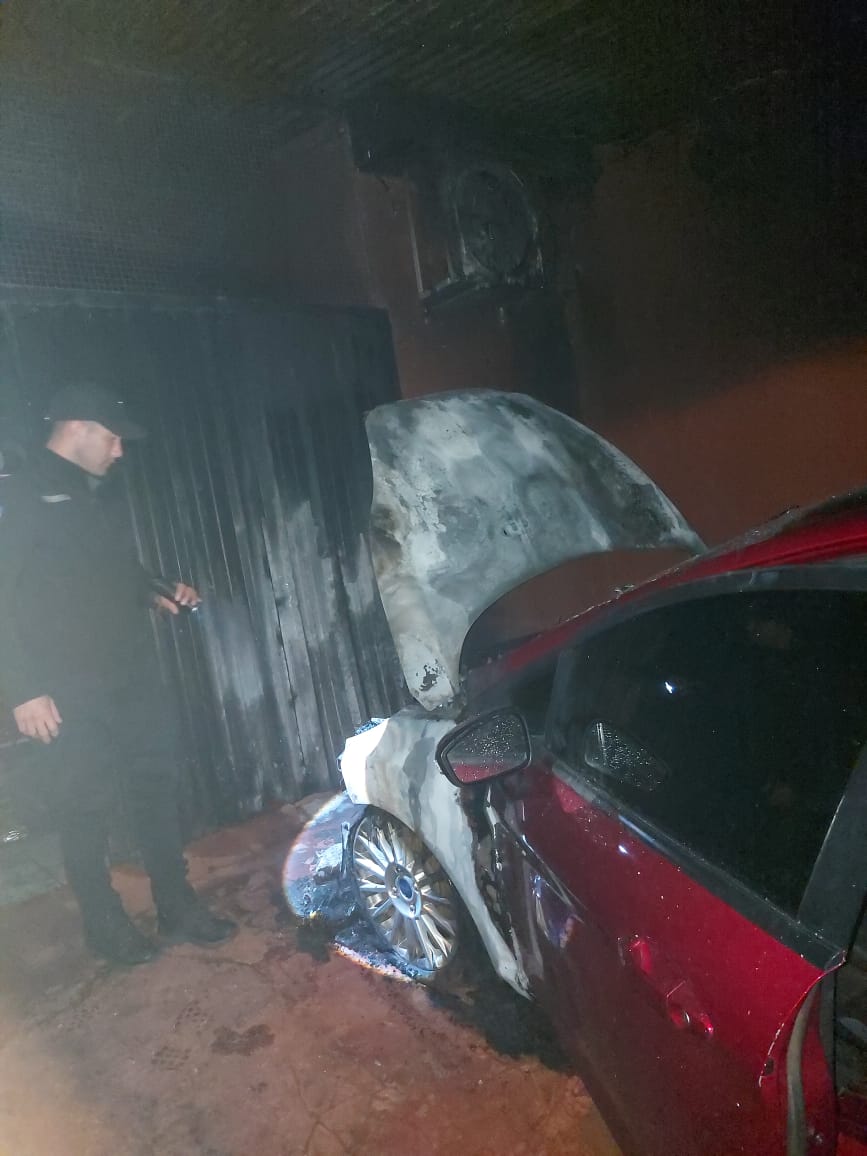 Un auto se incendió durante la madrugada en Montecarlo