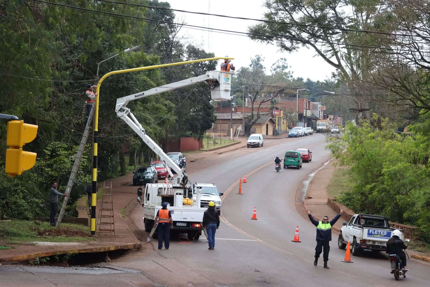 Instalan nuevos semáforos en la intersección de Av. San Martín y calle Ana María Kugelman de Menta