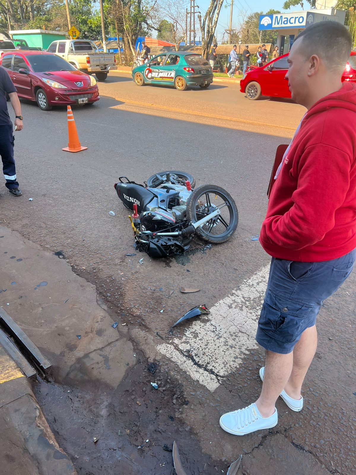 Un motociclista resultó herido tras chocar contra un auto que giró en U sobre la Av. San Martín en Eldorado