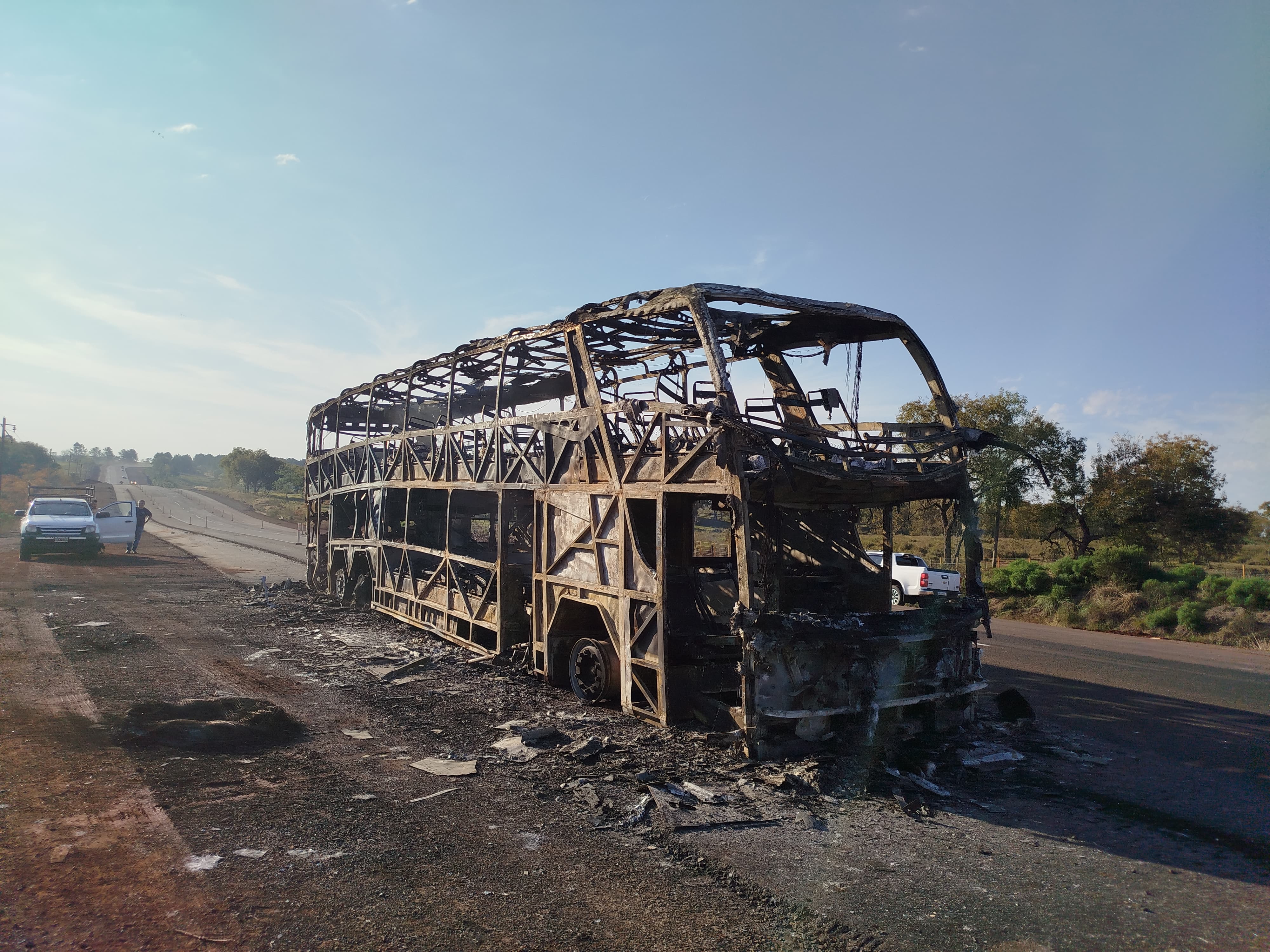 Se incendió un colectivo sobre la Ruta Nacional 105 en San José