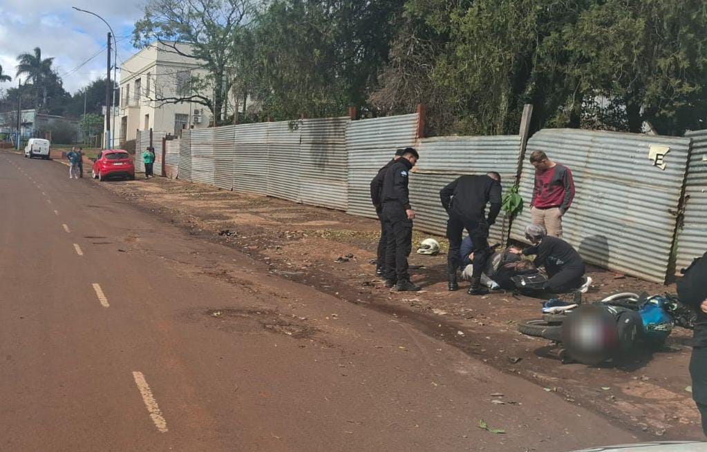 Dos adolescentes resultaron heridos tras chocar la moto en la que viajaban contra un auto en Montecarlo