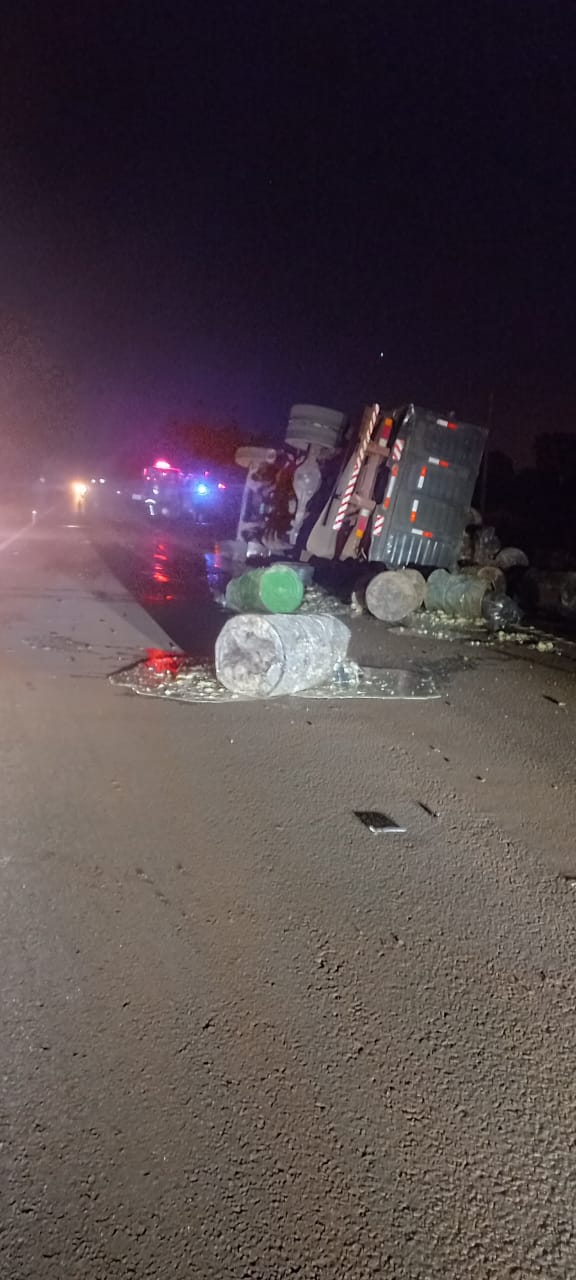 Un camión que trasladaba resina de pino volcó en la Ruta Nacional 14
