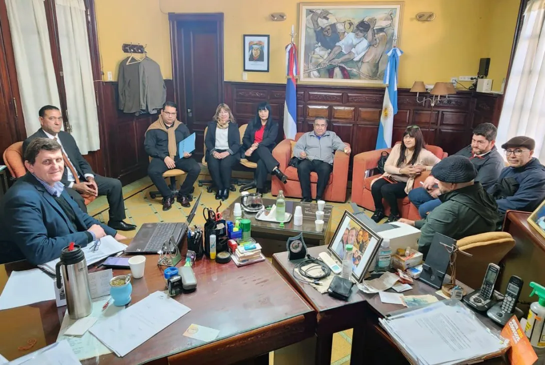 El Gobierno provincial dialoga con los diferentes sectores para una actualización en las paritarias - Imagen 1