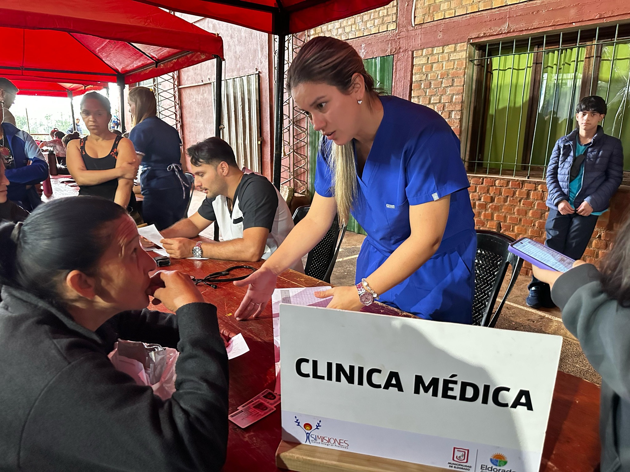 El operativo de salud "La Muni y Vos" llega a la Escuela N.º 202 Hugo Ligorria - Imagen 1